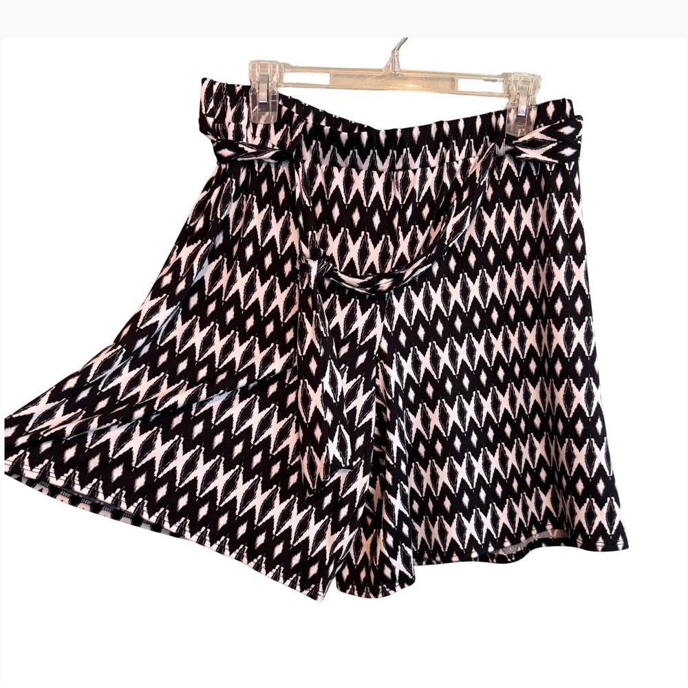 NWT New Directions Womens‎ Large Black White Ikat Geometric Tie Waist Shorts